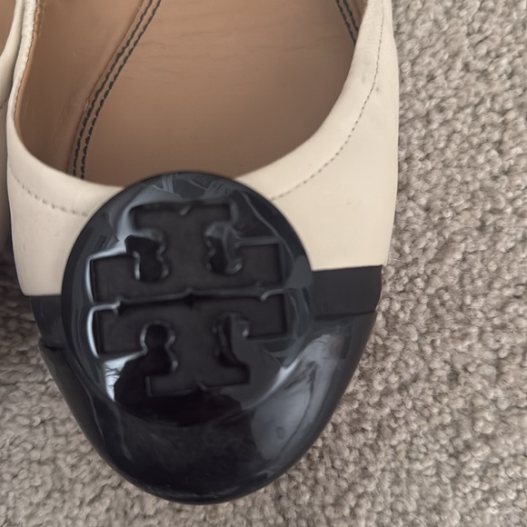 Tory Burch flats in creme and patent black size 9.5 - Picture 2 of 6